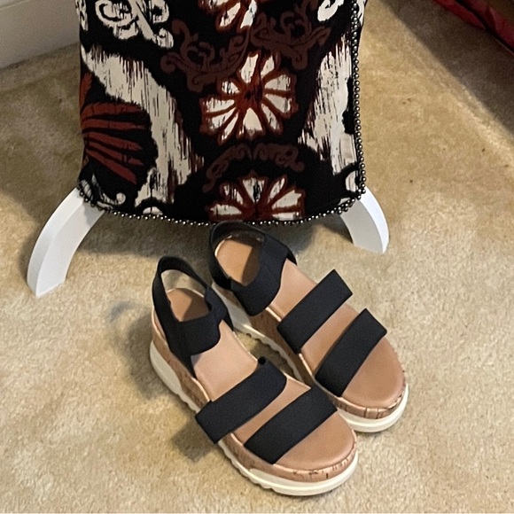 Universal Threads Black and Tan Sandals with Cork Platform - Picture 4 of 4